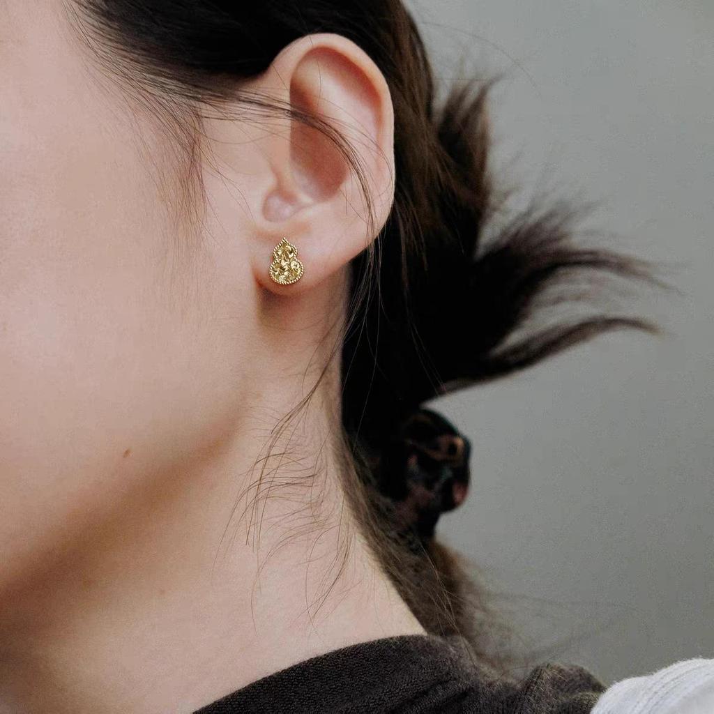 Dragon Scale Gourd Crushed Ice Earrings: Dazzling Fu Lu Studs for Women, Versatile High-End Jewelry Accessories.