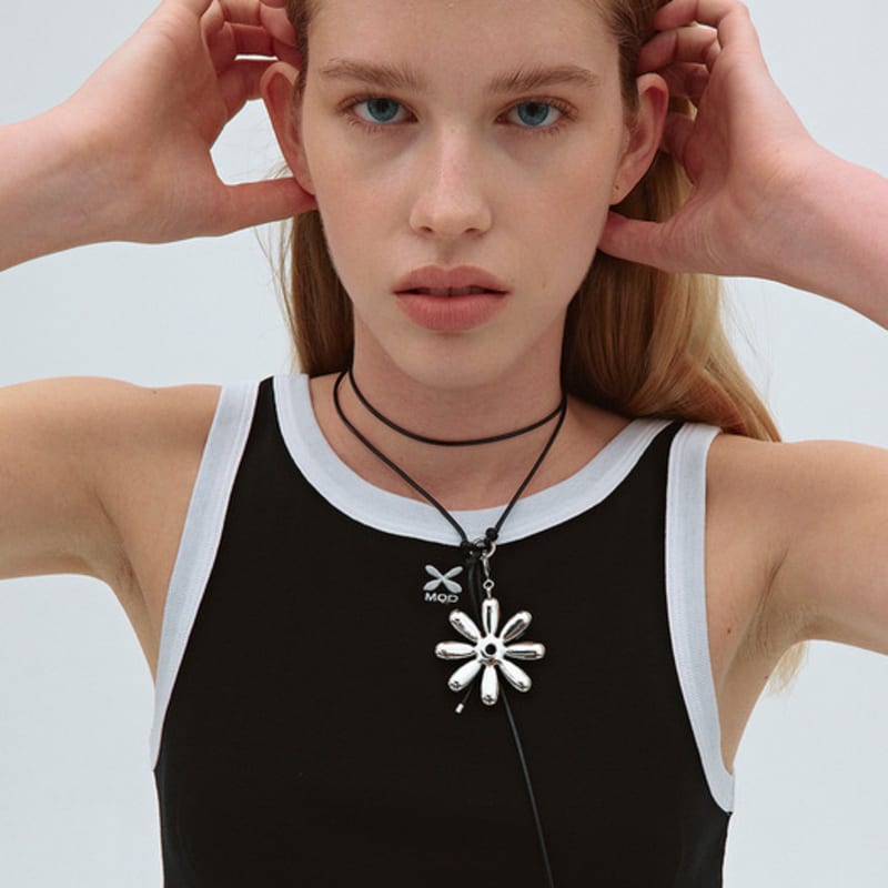 

MONDAY EDITION Mardi x ME Bloom Daisy Knot Necklace(Black) one