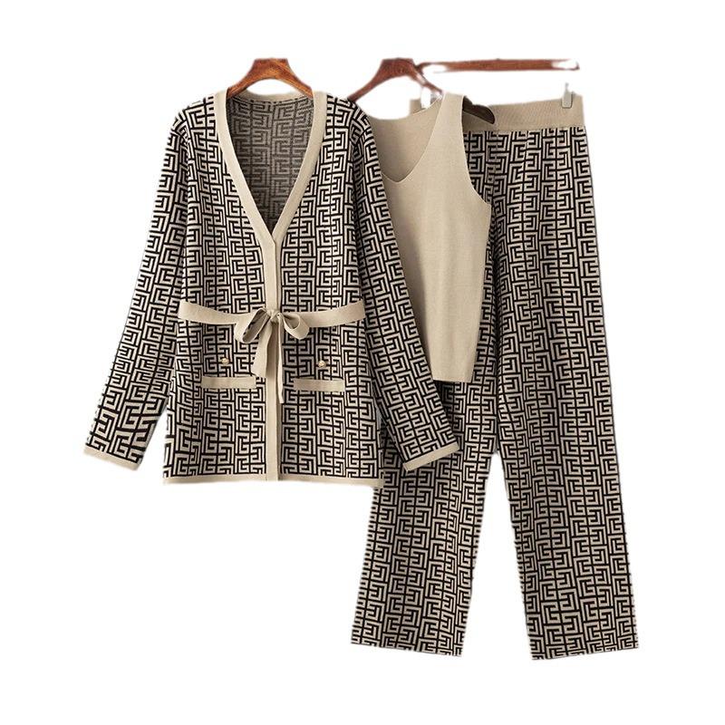 Γυναικείο Ευρωπαϊκό & Αμερικάνικο Μοδάτο Ζακάρ Σετ: Παλτό Σάλι, Πλεκτά με Λαιμόκοψη V, Παντελόνι με Φαρδύ Πόδι