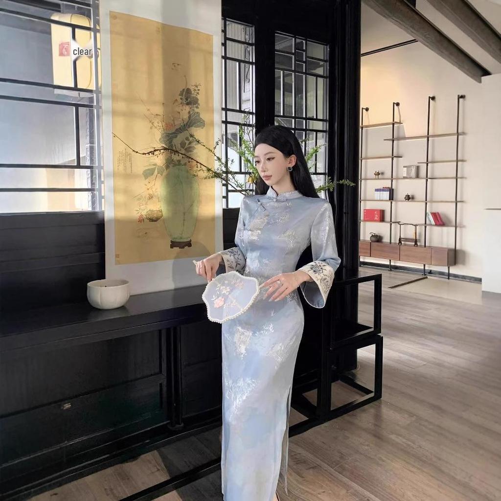 Jesień 2025 Wykwintna sukienka qipao z niebieskim nadrukiem i łączonymi rękawami