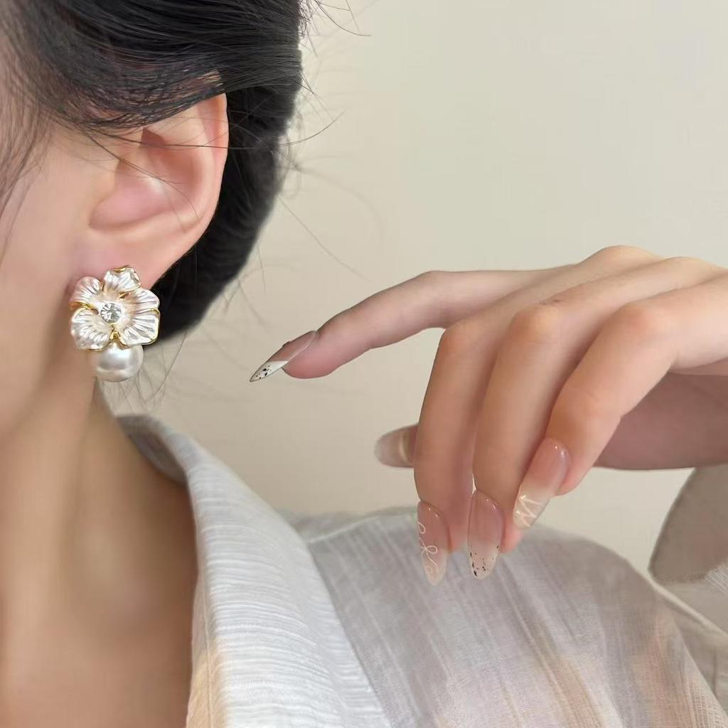 Super Fairy Stud Earrings Temperament Elegant Lily Three-Dimensional Petals Oil Drop Inlaid Pearl Celebrity Sweet Earrings Earrings