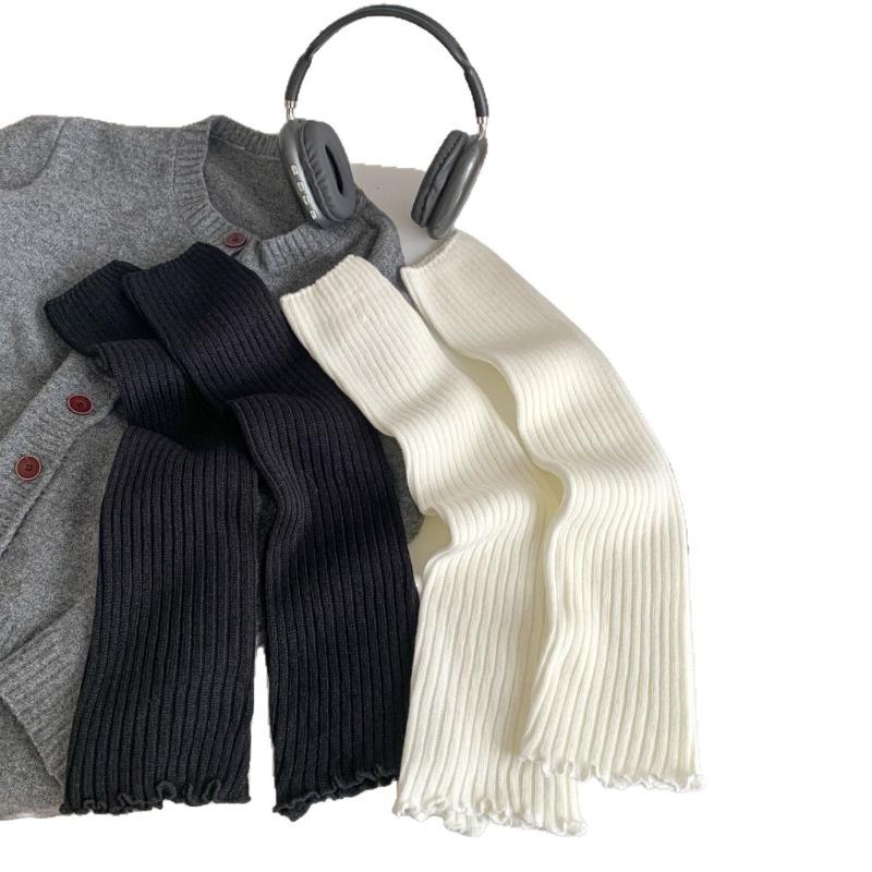 Solid-color Versatile Sock Set for Women in Autumn and Winter, Providing Leg Warmth and Comfort. Thick White Knitted Fabric, Paired with Snow Boots.