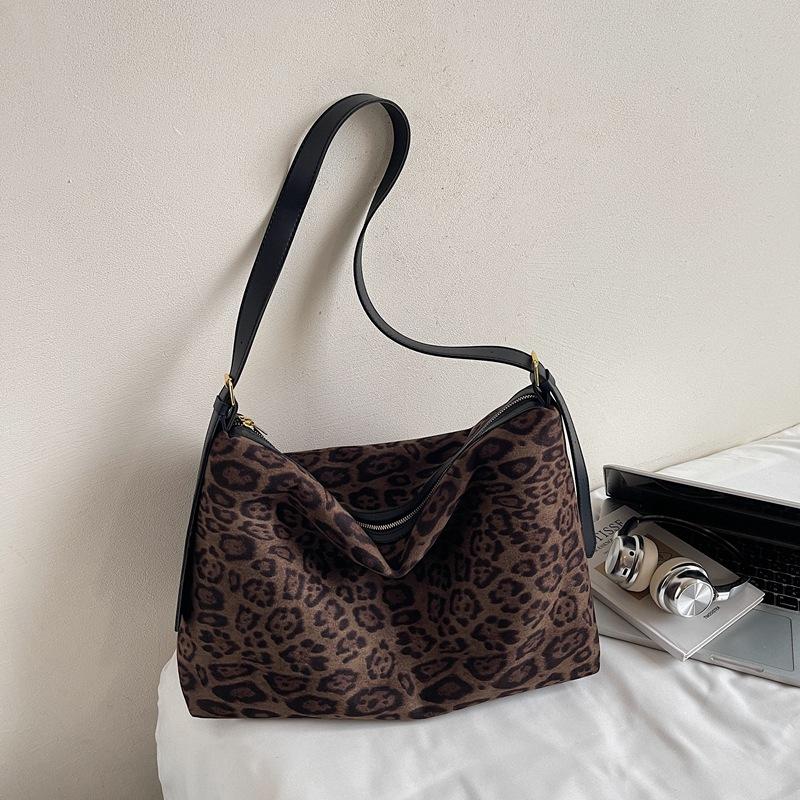 

Сумка высокой ценности женская большой вместимости 2025 новая осенняя ретро зарубежный стиль сумка через плечо повседневная для поездок мессенджер сумка-тоут