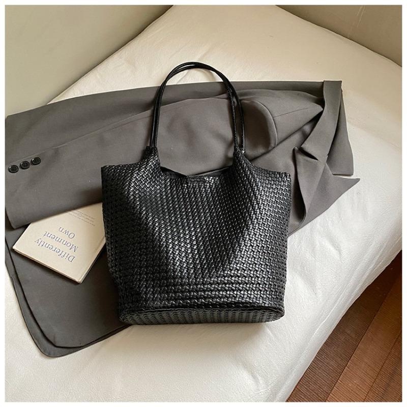 Autumn new texture braided pattern commuting simple large capacity retro solid color bucket armpit shoulder bag for women