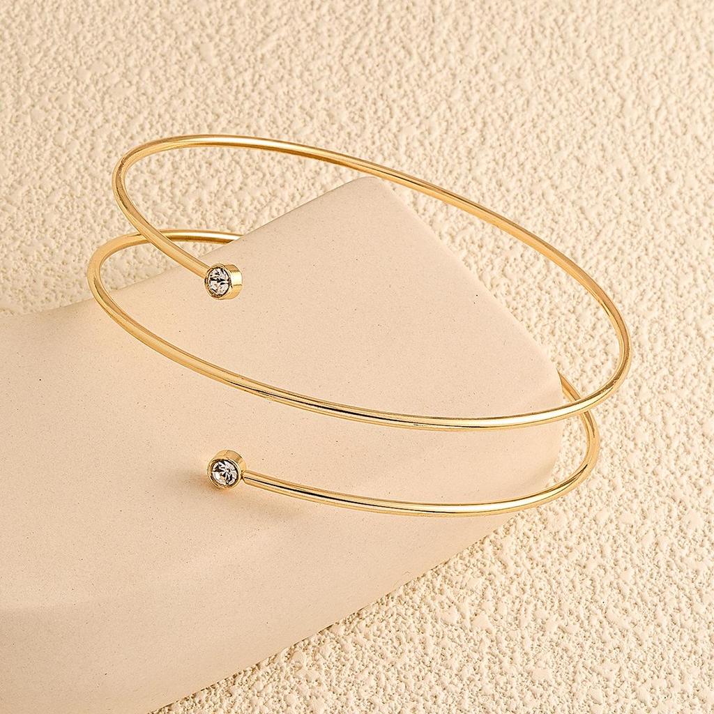 Minimalistiskt europeisk-amerikanskt öppet armband i metall med inlägg av diamanter