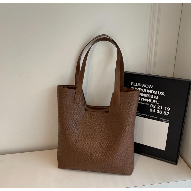 

Commuter to work armpit large-capacity bag women s 2025 new Korean version autumn and winter fashion woven tote bag shoulder bag темно-коричневого