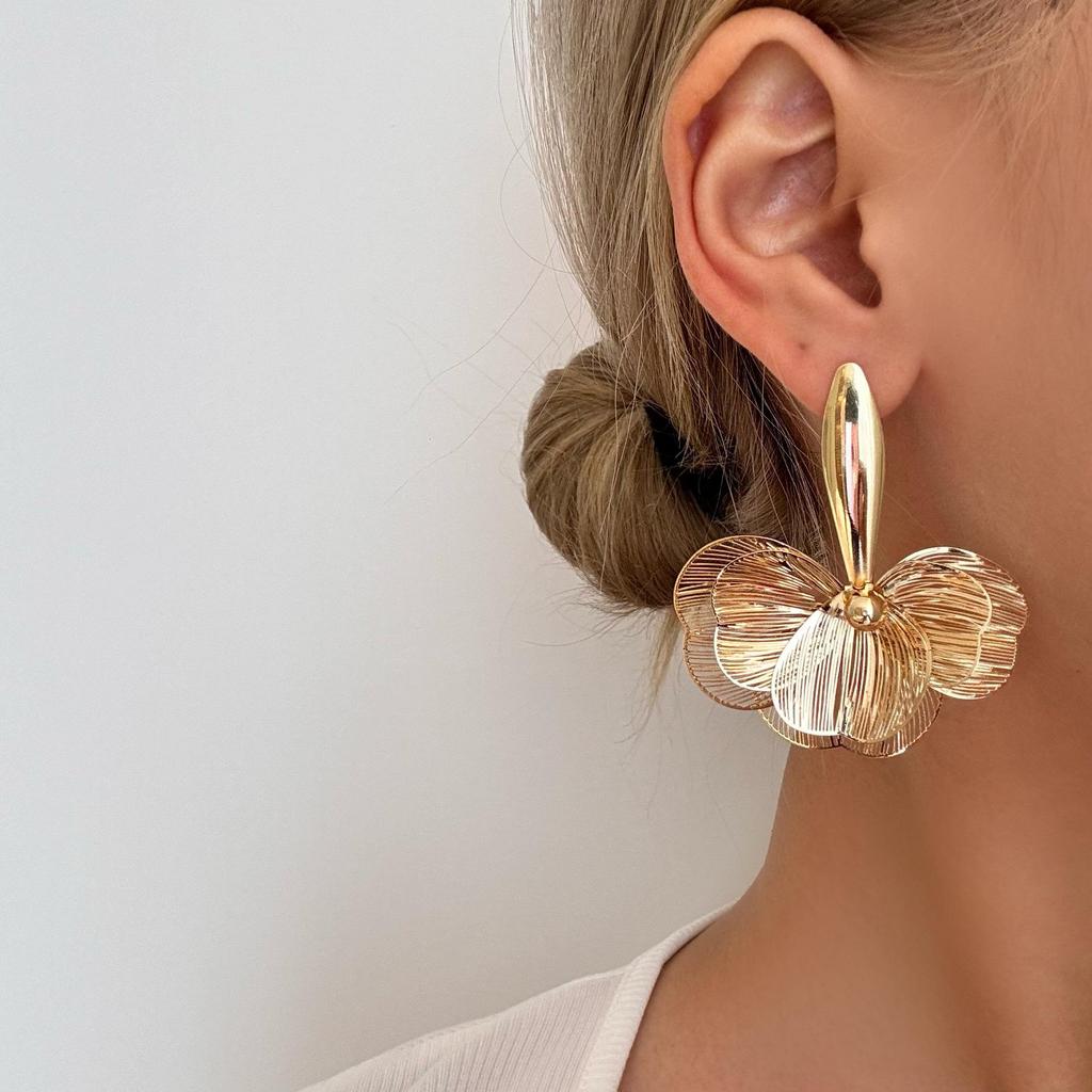 Luxury Golden Flower Ear Cuffs: Stylish, Bold, Sweet Temperament Jewelry
