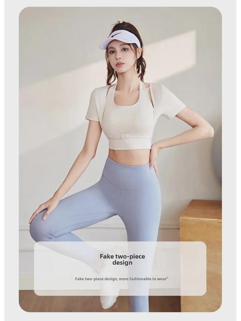 Pfirsichfarbener Neckholder-Yogaanzug mit Brustpolster - Kurzärmelig, Enganliegend