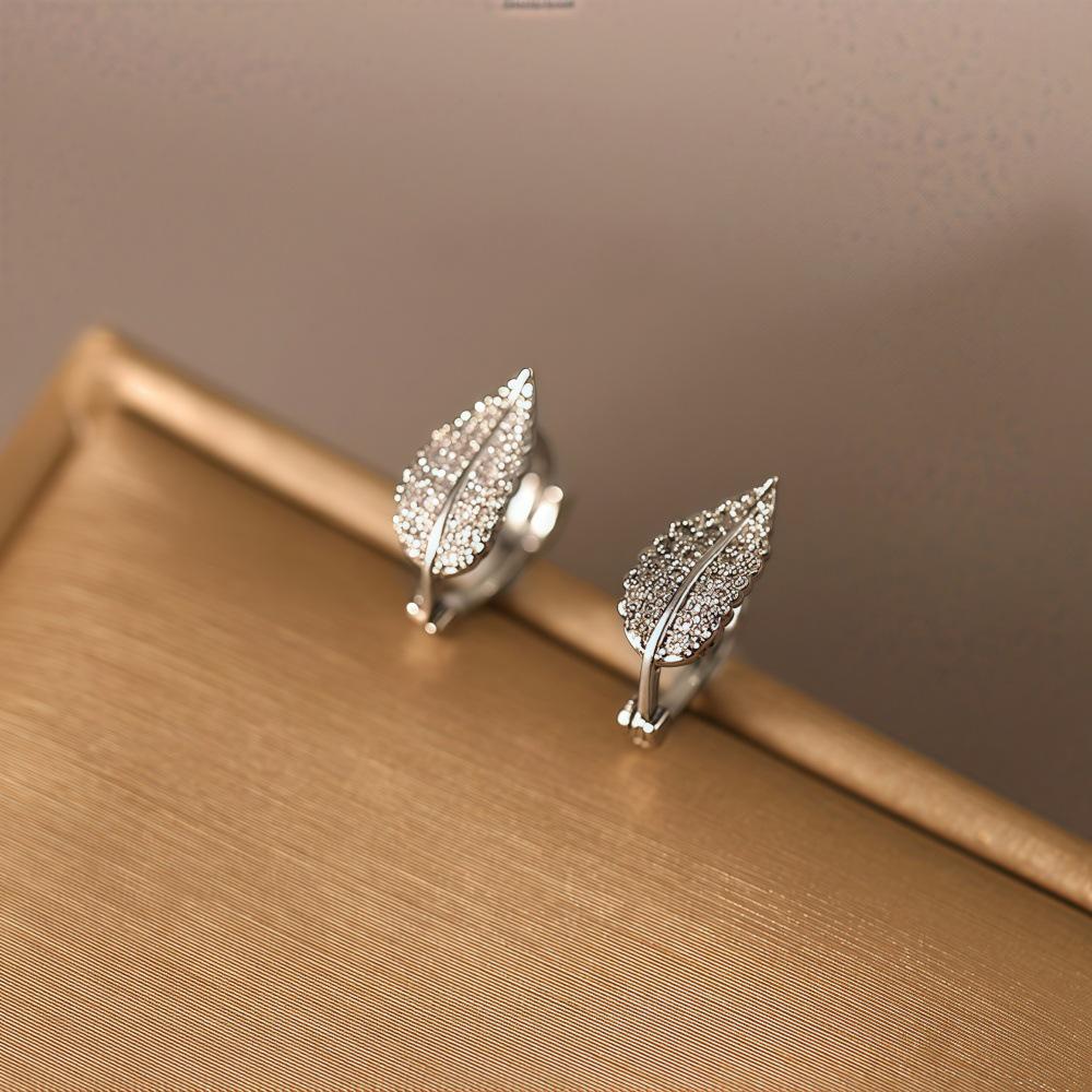 Exquisite Micro-Inlaid Leaf Ear Clips: Elegant, Niche, High-End Earrings for Women (2025)