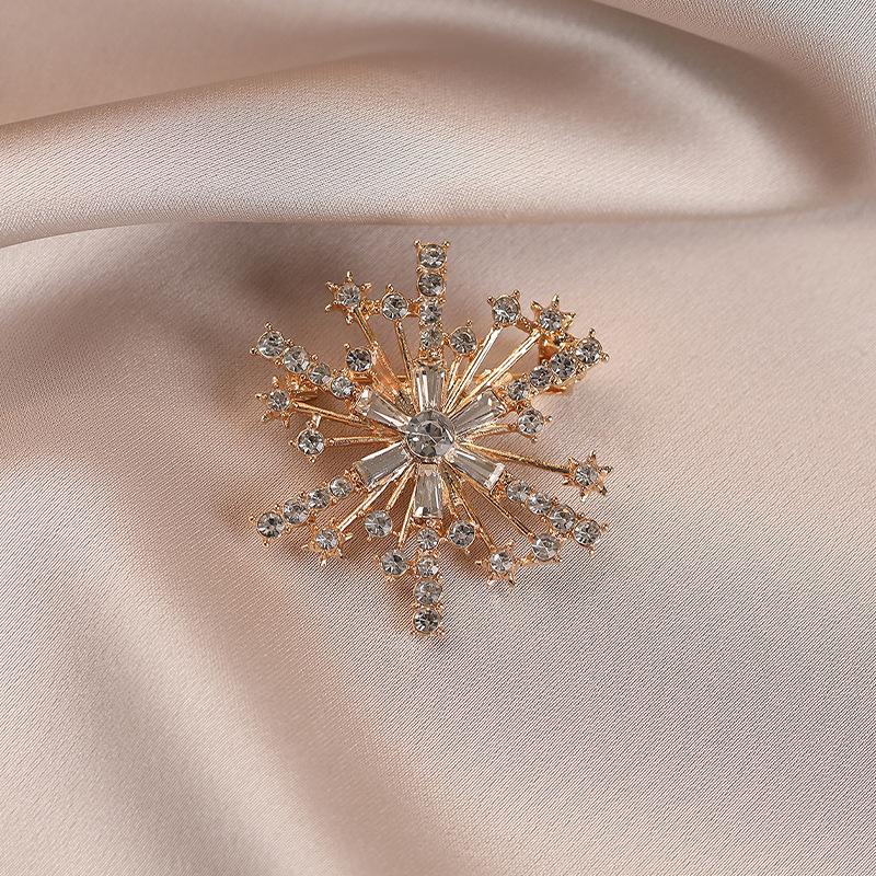 Snowflake Brooch, A High-end, Light Luxury Diamond-encrusted Pin, Fashionable Suit Jacket, Corsage and Accessory