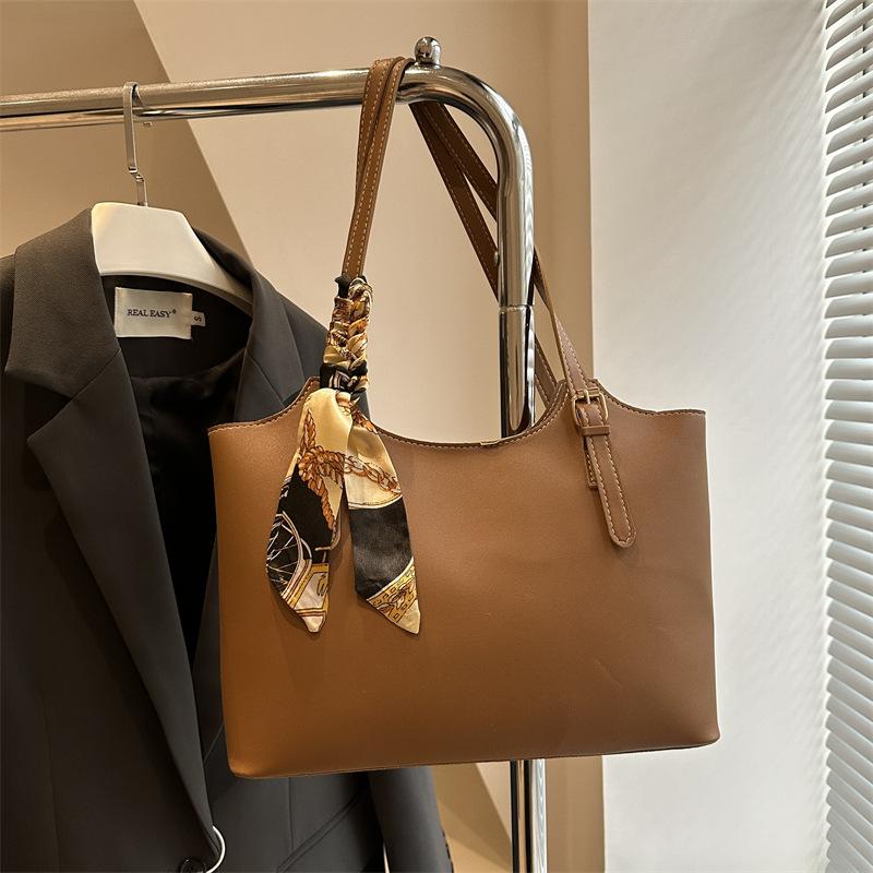 

Largecapacity spring personalized women s bag retro soft leather tote bag women s simple commuting shoulder bag світло-коричневого кольору