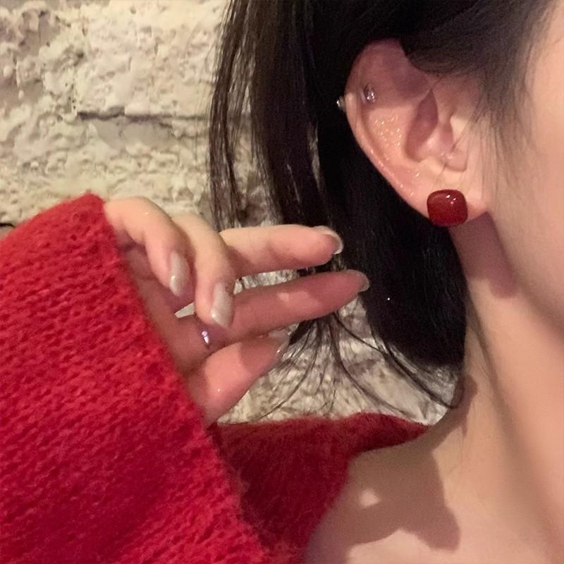 Hochwertige Geometrische Rote Ankola-Ohrringe - Quadratisches Design im französischen Stil für die Herbst-/Winter-Damenmode