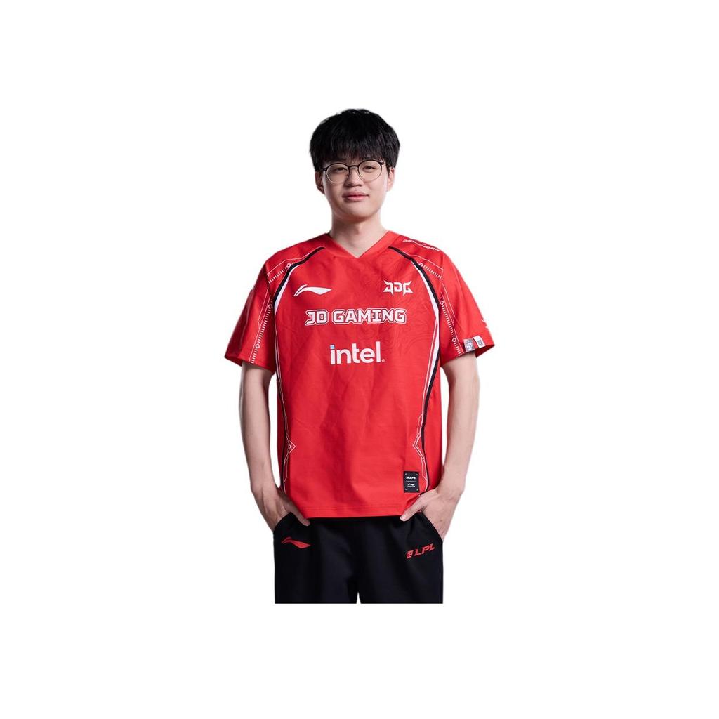 Li Ning Série E-Sports Equipe JDG Colorida Confortável Estampada Casual Ajustada Manga Curta Camiseta Tops Unissex Vermelho-Lava ATSU685-1