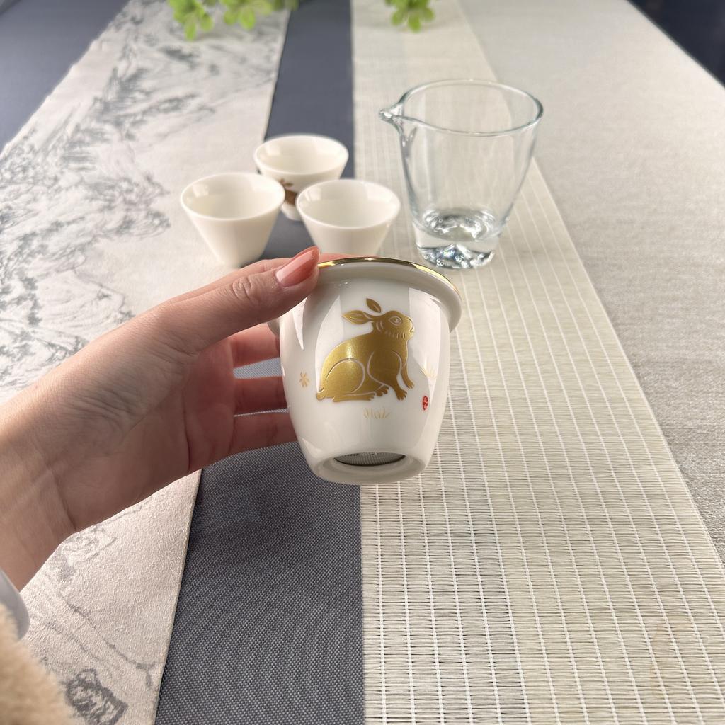 1 Sada 5 ks Keramická cestovní čajová souprava Vzor králíka Čajová souprava Obsahuje jednu konvičku tři šálky a úložnou tašku Venkovní kempingová přenosná čajová souprava pro domácí odpočinek