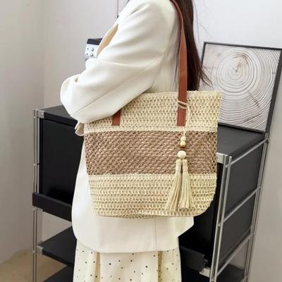 Handgemachte Einkaufstasche aus gewebtem Stroh für Damen – leichte Schultertasche für den Sommer-Strandurlaub mit braunem Griff und Quastendetail, zweifarbiges Design, Strandtasche