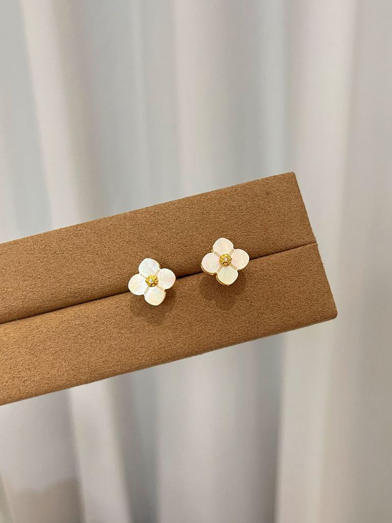 French Retro Four-Leaf Flower White Shell Fringed Necklace Five-Flower Bracelet Petal Temperament Premium Light Luxury Set