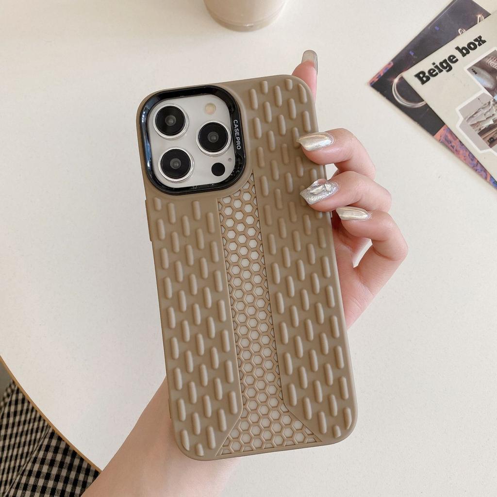 Letni oddychający i odprowadzający ciepło pokrowiec na telefon komórkowy odpowiedni dla Apple 15 Siatka IPhone 16pro Elektroplaterowana ramka Miękki pokrowiec ochronny