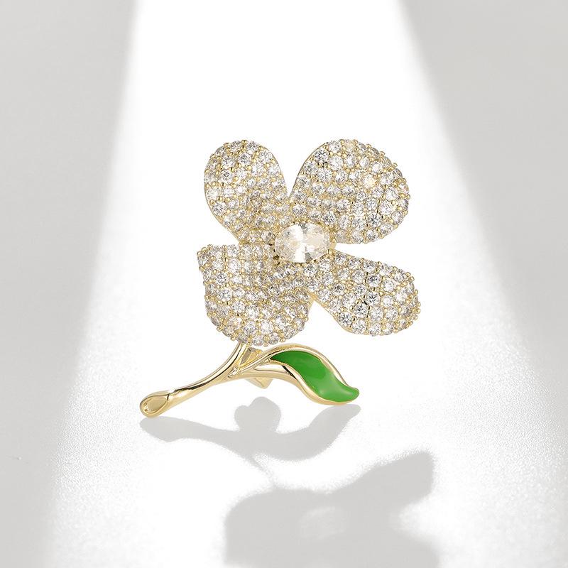 Bo Xin Yun Elegant Zirconia Four-Leaf Clover Brooch and Coat Accessory