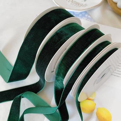 Handgemachtes rotes und grünes Flockband für weihnachtliche Haarschmuck und DIY-Schleifen