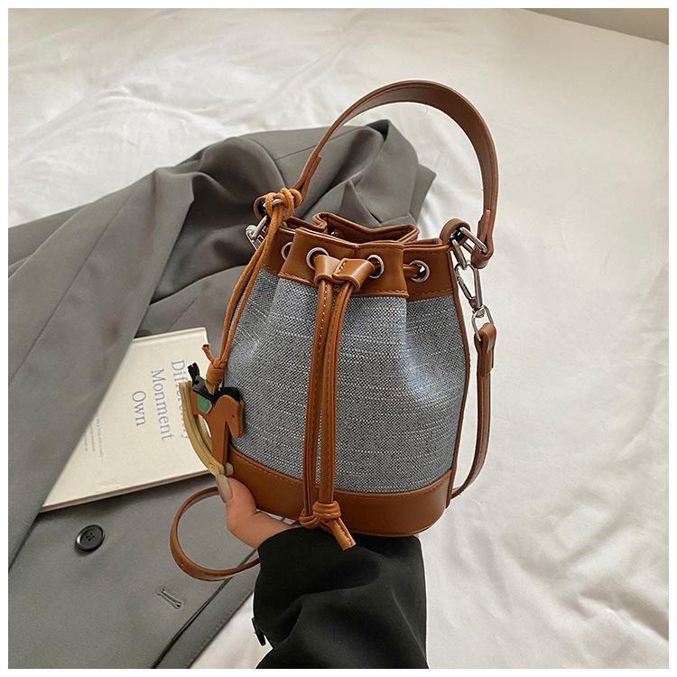 Stylish and simple contrasting color bucket bag women's 2025 new shoulder messenger bag high value casual strap handbag