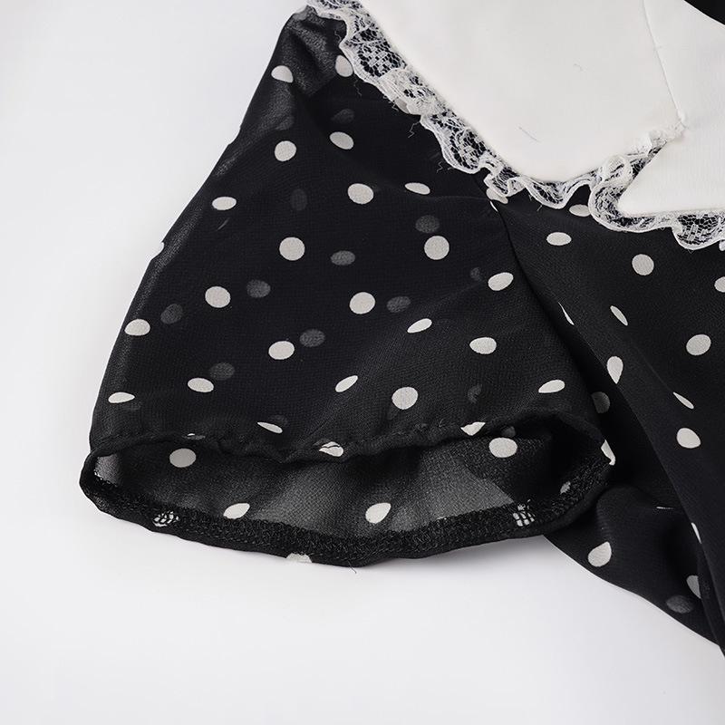 Šaty ve stylu Hepburn s puntíky, krajkou, výstřihem do V a áčkovou sukní: Úzká, elegantní krátká sukně