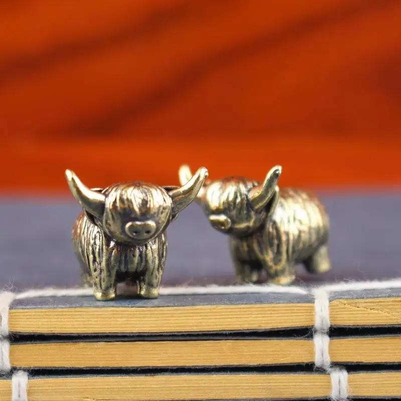 .1PC Mini Retro Brass Wall Highland Cattle Sculpture Hand Toy Gift Keychain Ornament Home Office Desk Decorative Ornament