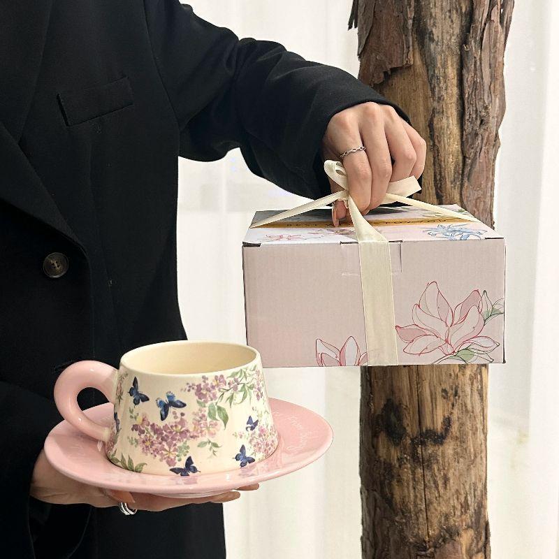 

Высокоценный Дизайн Чувство Чашка для кофе с цветком кравеля и блюдце Набор для женщин Керамическая кофейная чашка Подарочная коробка Премиальный сувенир 401-500ml
