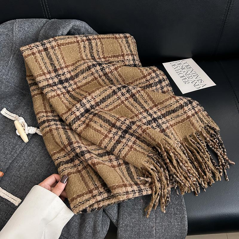 Sens literar retro, modă studențească, purtând un fular cald, călătorii de toamnă și iarnă pentru femei, atmosferă de fotografie de călătorie, șal cu franjuri