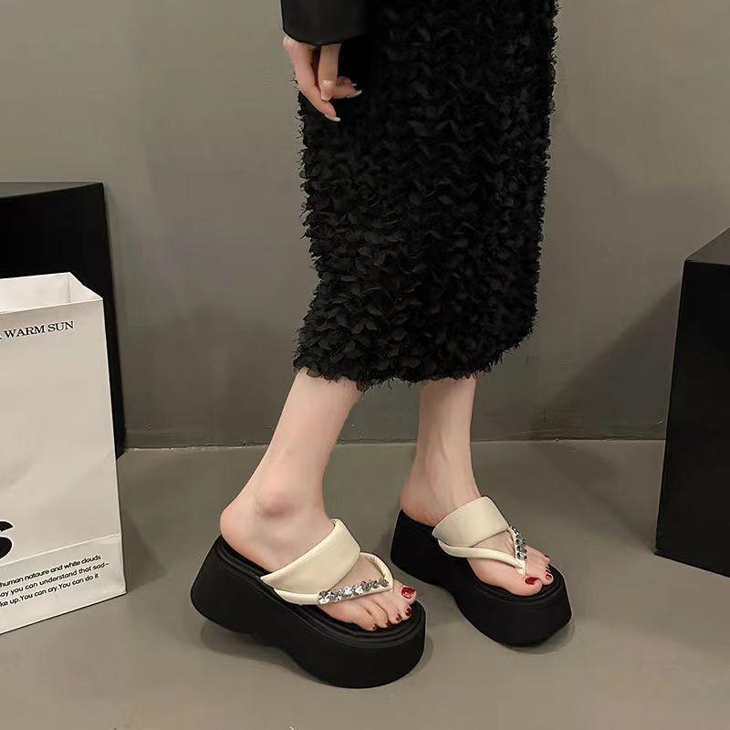 2025 new summer ins sandals small muffin popular flip-flops wear Korean version of premium rhinestone slippers