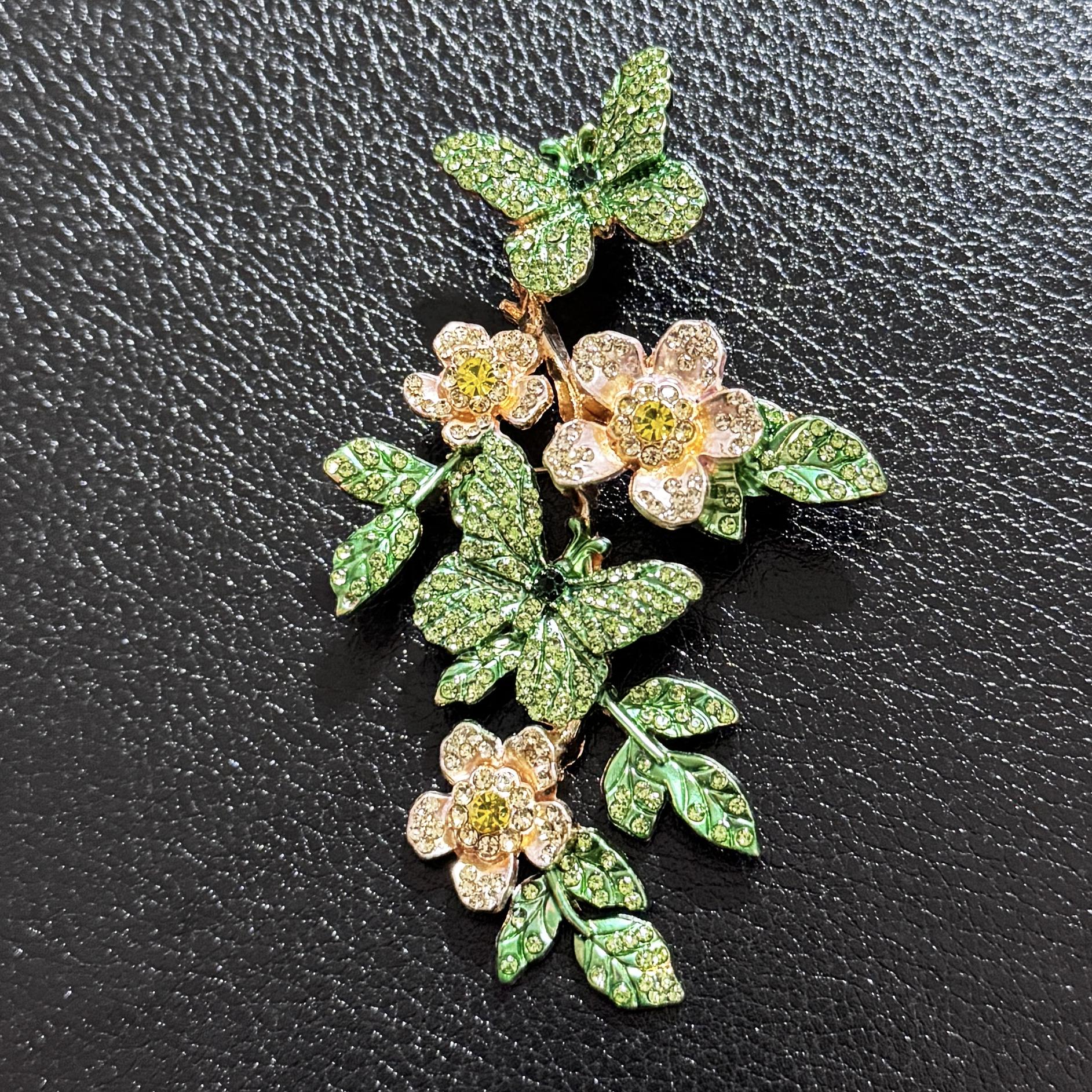 SKEDS Pink Flower and Green Butterfly Niche Oil Drip Fantasy Brooch Crystal Design Luxury Pin Elegant Women s Brooch зелёный