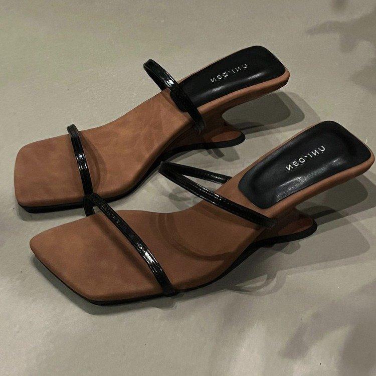 Internet-Berühmtheit Keilabsatz Zehensteg Französisch kleine coole Slipper Feenschuhe 2024 neu Sommer tragen Riemchen High Heel Sandalen