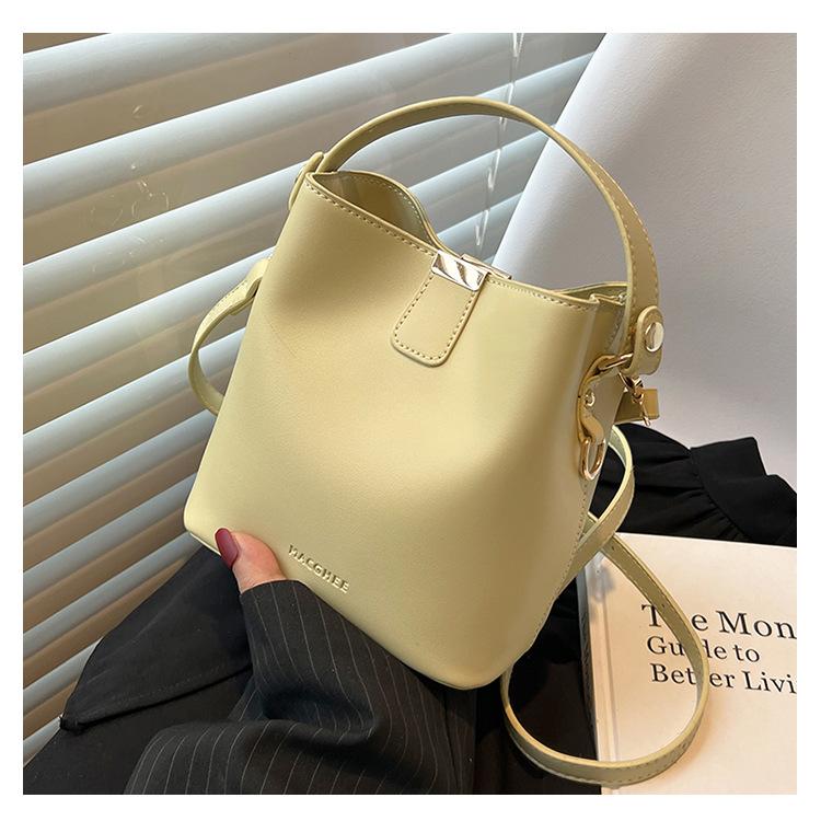 2025 New Small Bag Women's Trendy Versatile Retro Shoulder Messenger Bag Summer Fashion Portable Bucket Bag
