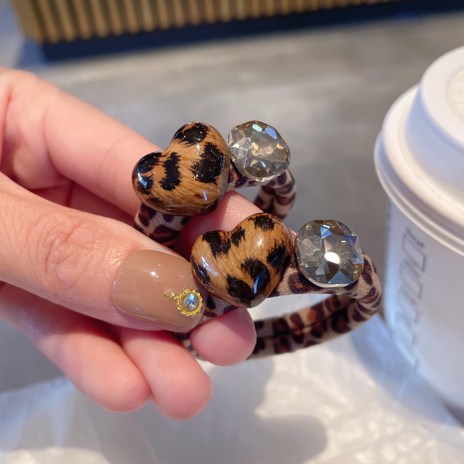 

2pcs Heart-Shaped Hair Ties with a Classic Leopard Print,Perfect for Adding a Stylish Touch to Your Look.These Elastic Hair Band
