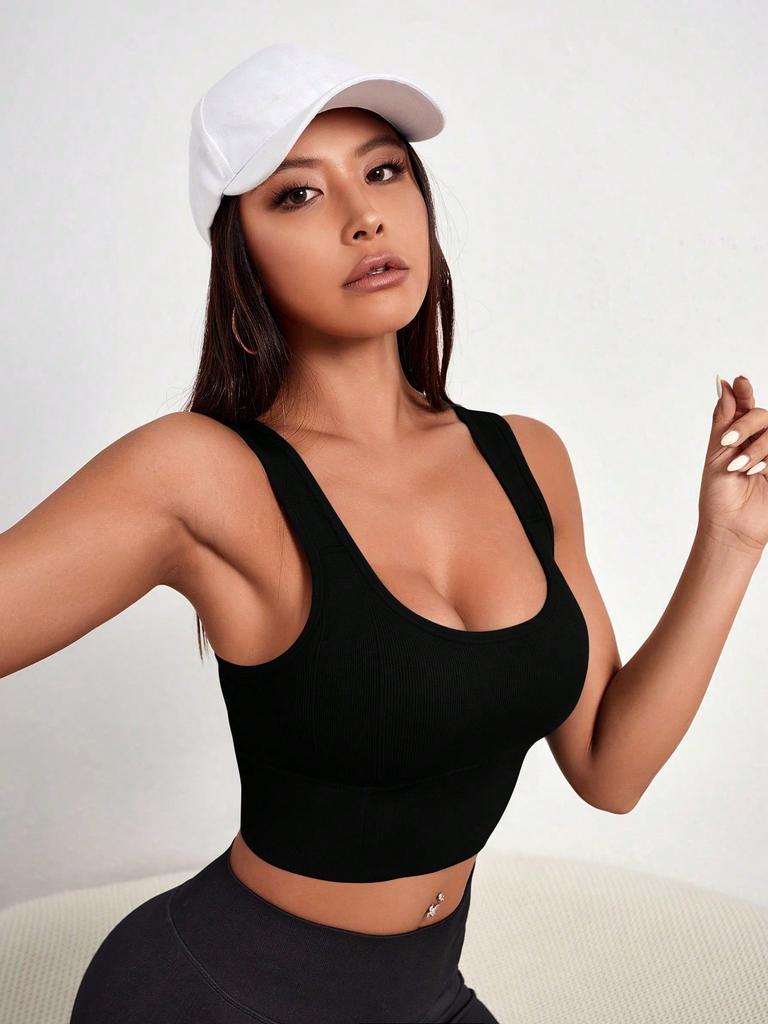 Women's spring and summer black U-shaped sports bra, suitable for various sports and daily leisure.