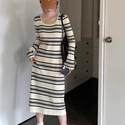 Ein neues gestreiftes Strickkleid für Damen im Herbst und Winter, mit einer figurbetonten Midilänge, einem körpernahen und lässigen Stil, der das Gesäß betont.