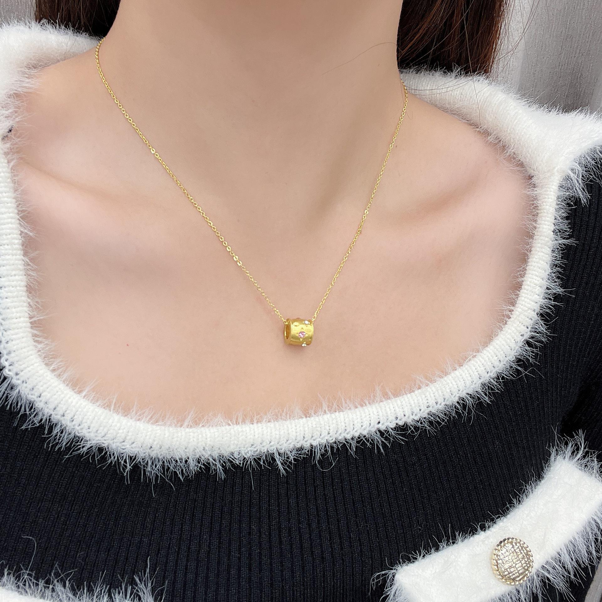 

Vintage Gold Filigree Pendant Necklace: Elegant Chinese Style with Beaded Waist Design