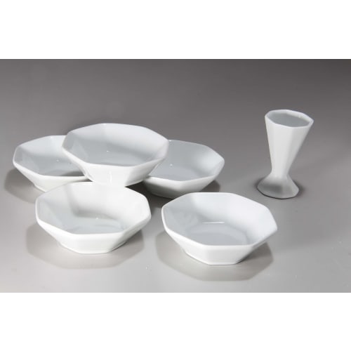 This octagonal salt set is easy to hold and serve. It includes five plates and one octagonal salt pyramid, bringing good fortune. Unlike unglazed porc