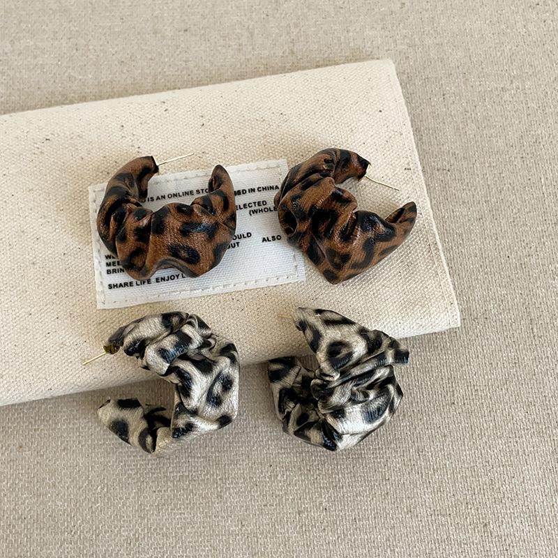 Maillard Pleated Leopard Print Leather Stud Earrings Women'S Exaggerated High Sense Personality Fashion Temperament Versatile Earrings