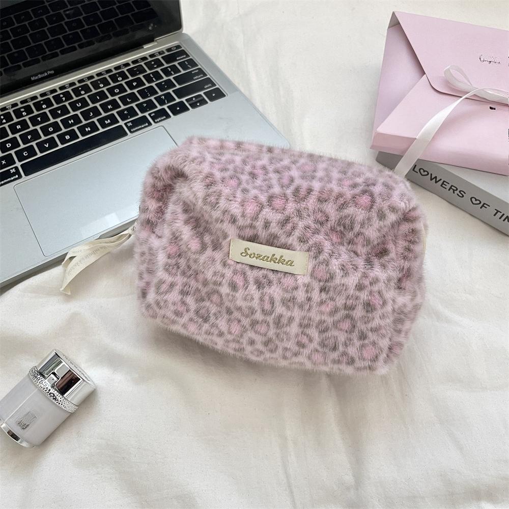 

New autumn winter leopard print plush makeup bag Large Capacity Women Cosmetic Bag with Zipper Travel Clutch светло-розовый