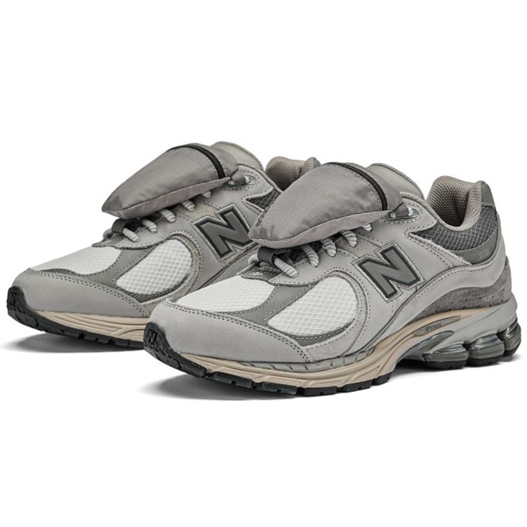 New Balance 2002R Pouch - Summer Fog Unisex Sneakers Grau Team-Away-Grau Dunkel-Silber-Metallic M2002RVC