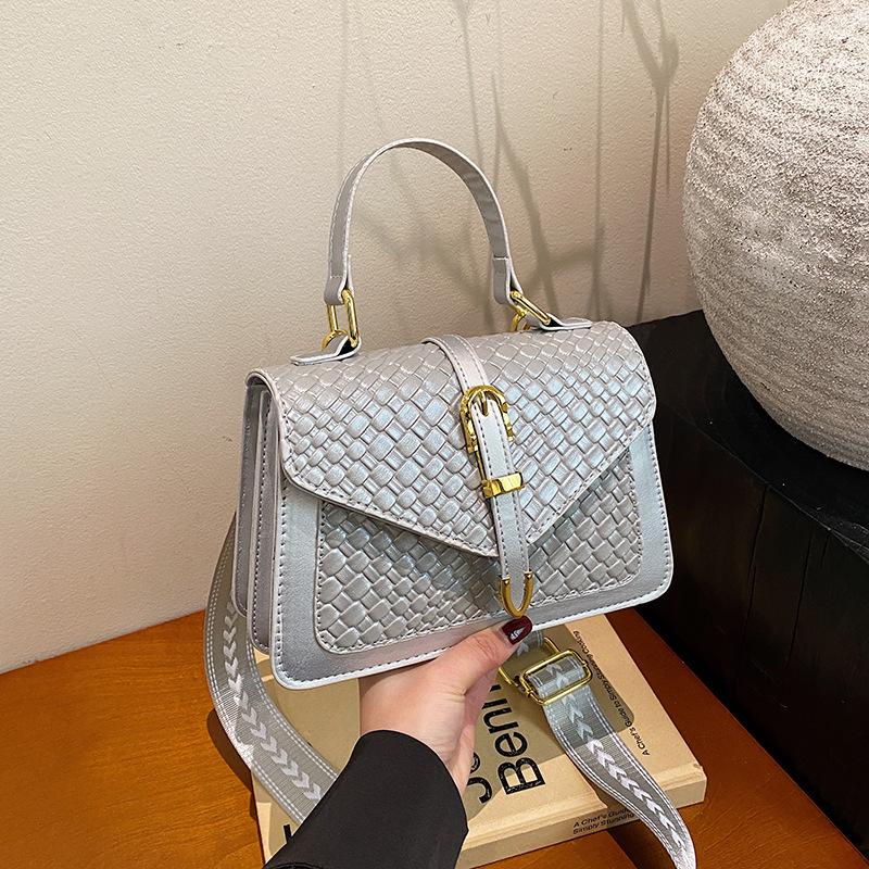 High-value fashion 2025 spring new versatile ins shoulder messenger bag this year popular temperament small square bag women