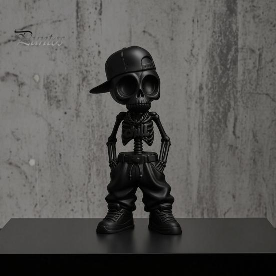 Figurina Teschio Decorativa Stile Street Hip-Hop Scheletro, Statuetta Teschio con Cappellino da Baseball Stampata 3D, Decorazione da Ufficio Scultura Cool per Scrivania di Casa