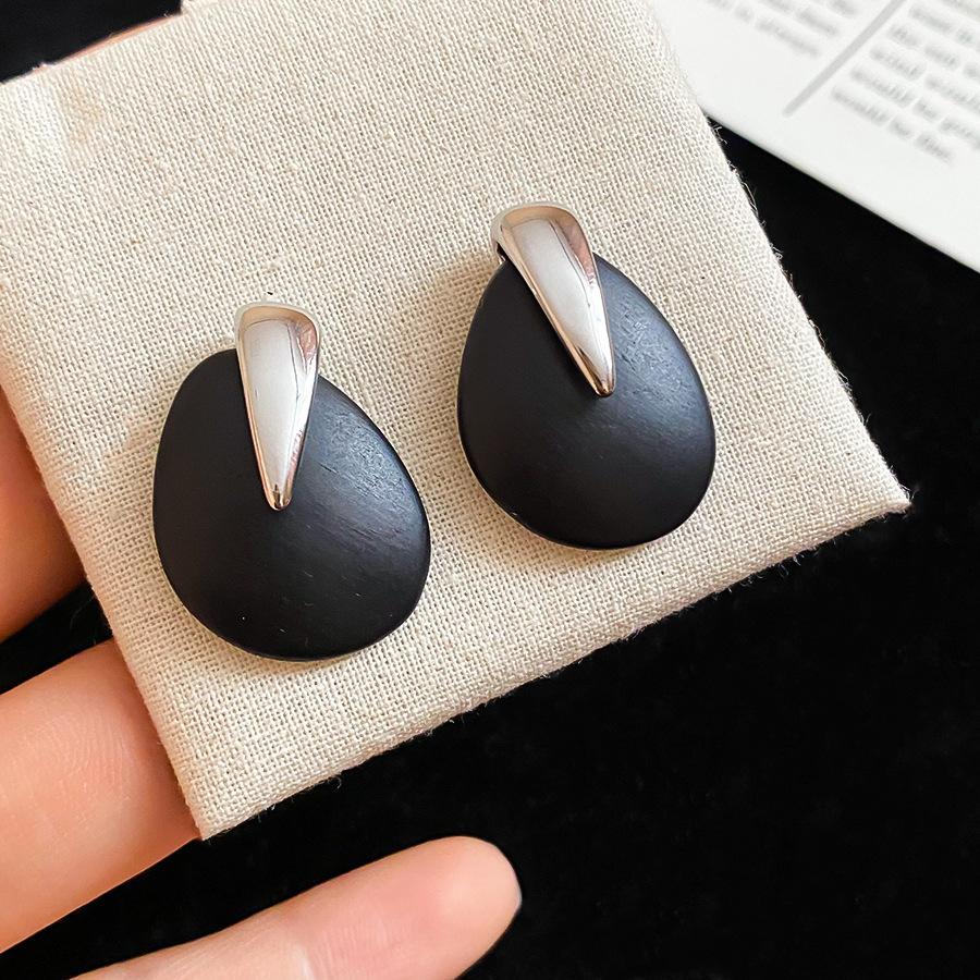 European and American Silver Needle Geometric Wood Pleated Stud Earrings Cool Dark Wind Earrings Light Luxury High-end Earrings