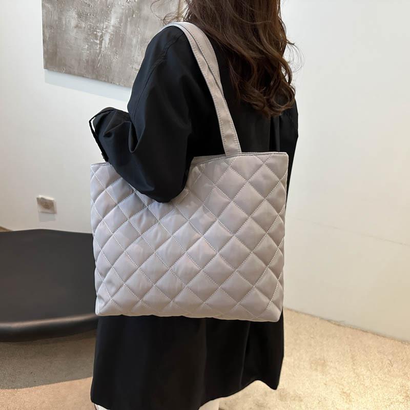 2025 New Diamond Retro Niche Design Underarm Bag Large Capacity Commuting Fashion Portable Shoulder Tote Bag