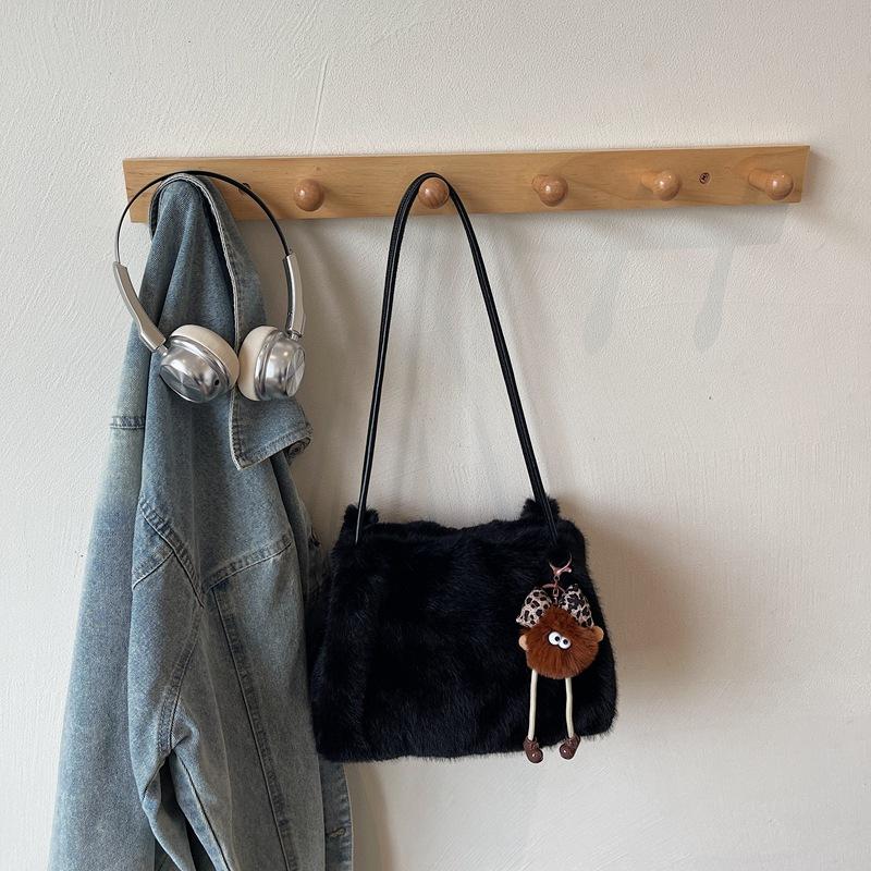 Autumn cute shoulder bag autumn fashion new trendy hand plush large capacity women s bag leisure bag