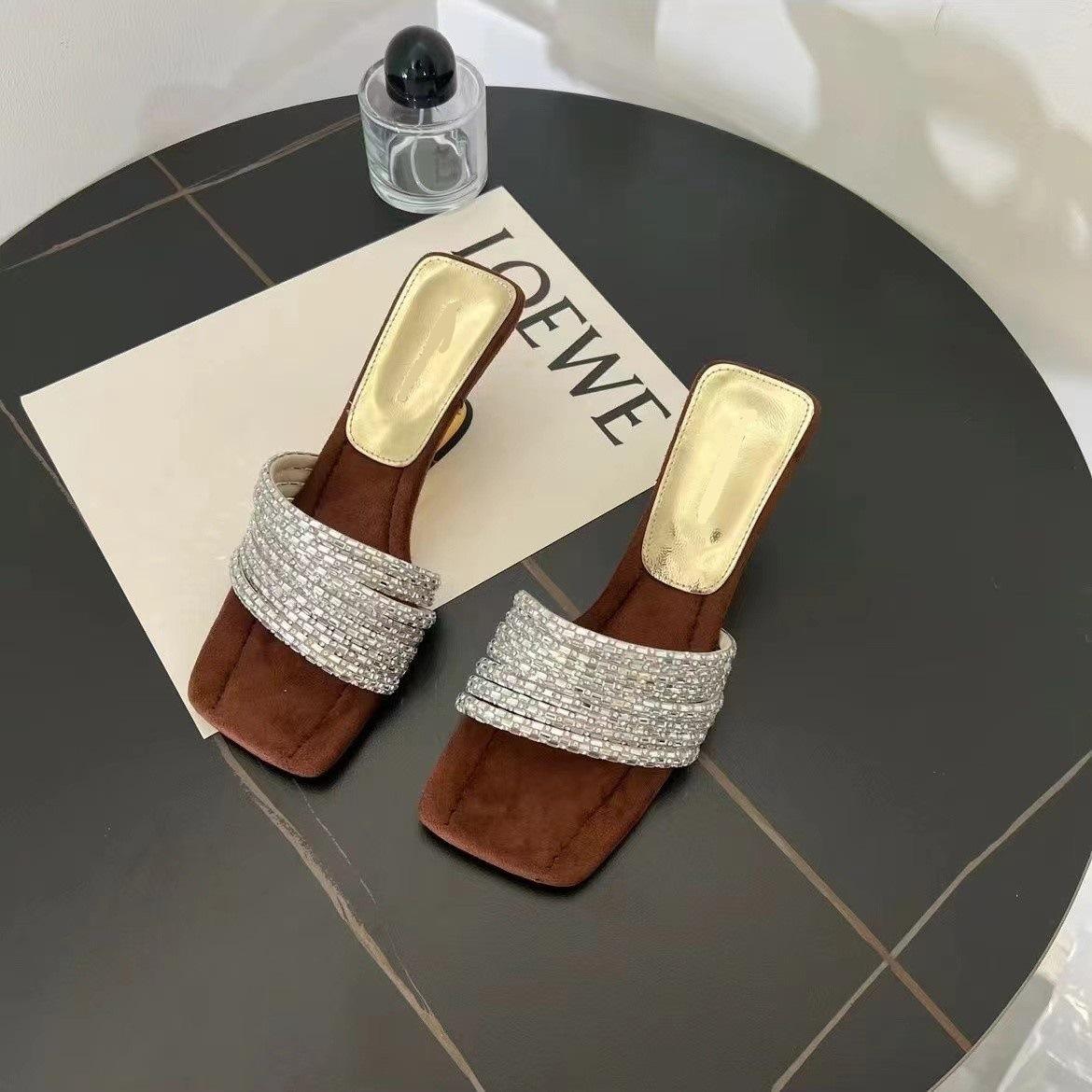 

Французские сандалии со стразами для лета 2025 года на среднем и высоком каблуке и сандалии с квадратным носком 40 золотой