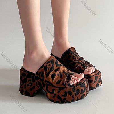 Frühling und Sommer Neue Leopardenmuster-Sandalen Damen Dicke Sohle Plissierte Keile Hohe Absätze Offene Zehen Mode-Sandalen Hausschuhe