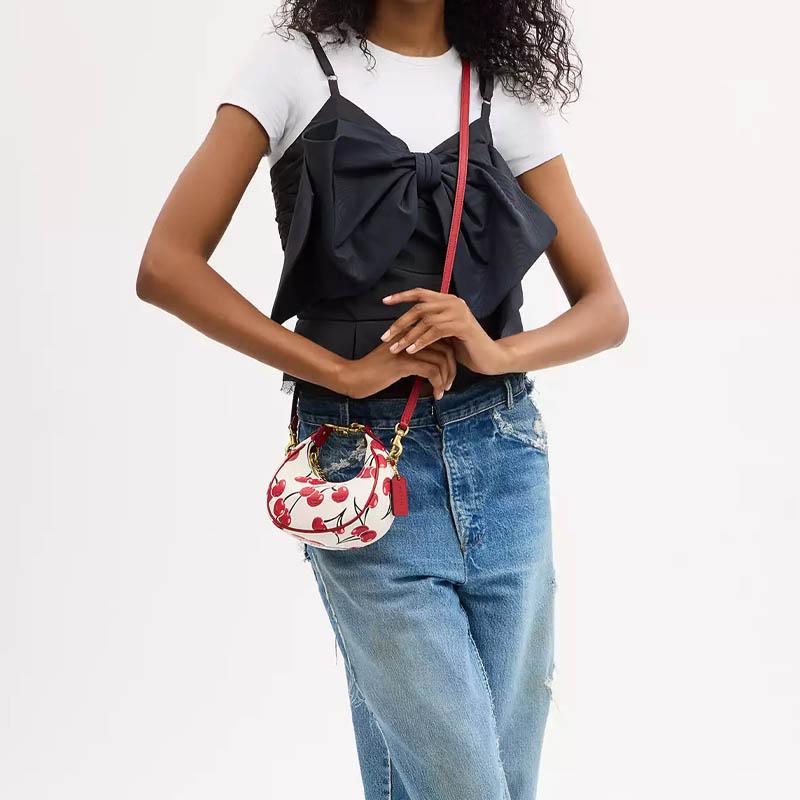 Coach JONIE 15 estampado de cerezas correa de hombro extraíble con cierre de cremallera bolso de hombro de cuero curtido mini para mujer blanco tiza con rojo
