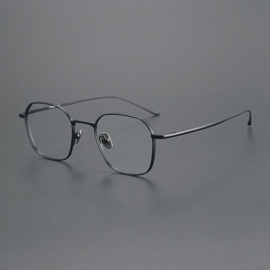 Rame de ochelari clasice retro poligonale din titan cu accente de sârmă aurie, potrivite pentru lentile de prescripție