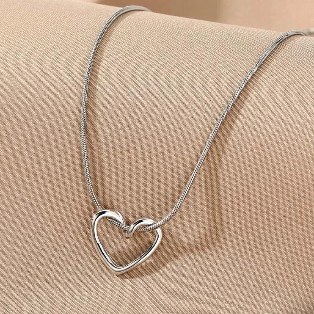 Hollow Love Heart Pendant Necklace Gold Sweater Chains Fashion Clavicle Chain Women